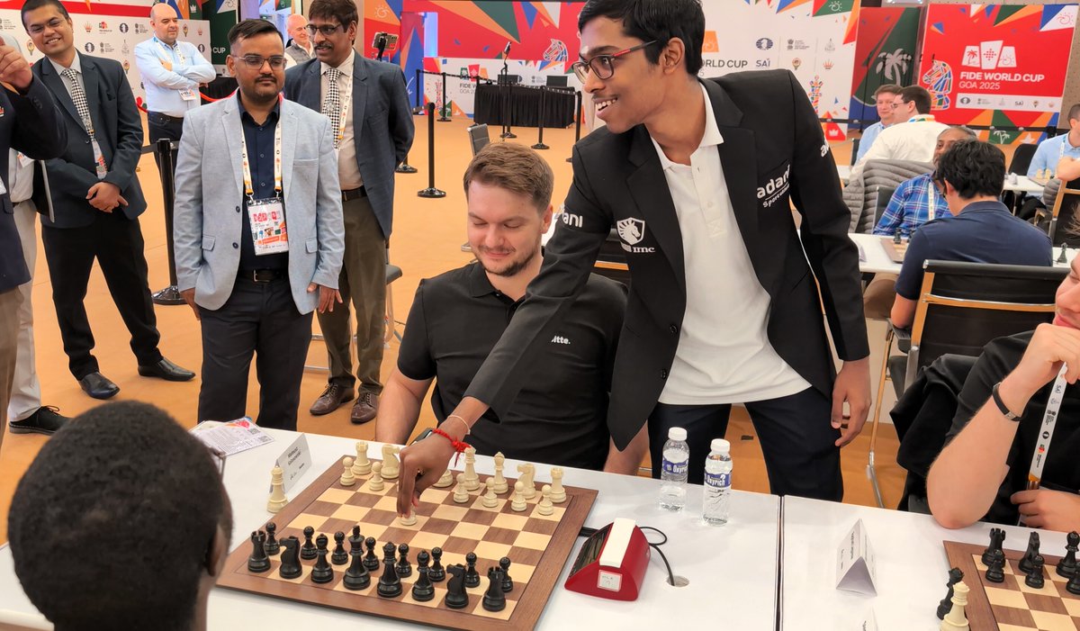 ChessbaseIndia's tweet image. FIDE World Corporate Chses Championship 2025 Round 6: R Praggnanandhaa (@RPraggnachess) makes the ceremonial first move on the top board of each table

📷Shahid Ahmed 

#Chess #ChessBaseIndia  #Corporate #FWCCC #Goa #India