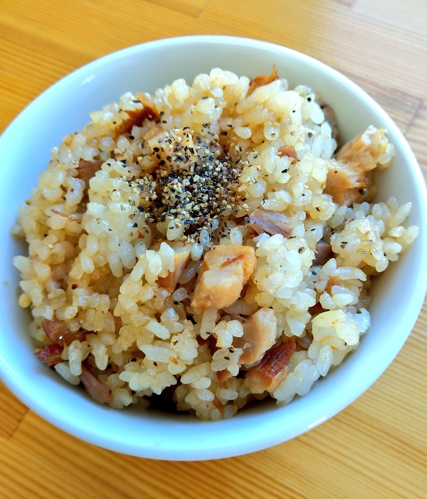 今日のお昼ご飯！ 鬼ヤンマの煮干しそば🐟 に、煮干しがこっちを見てる