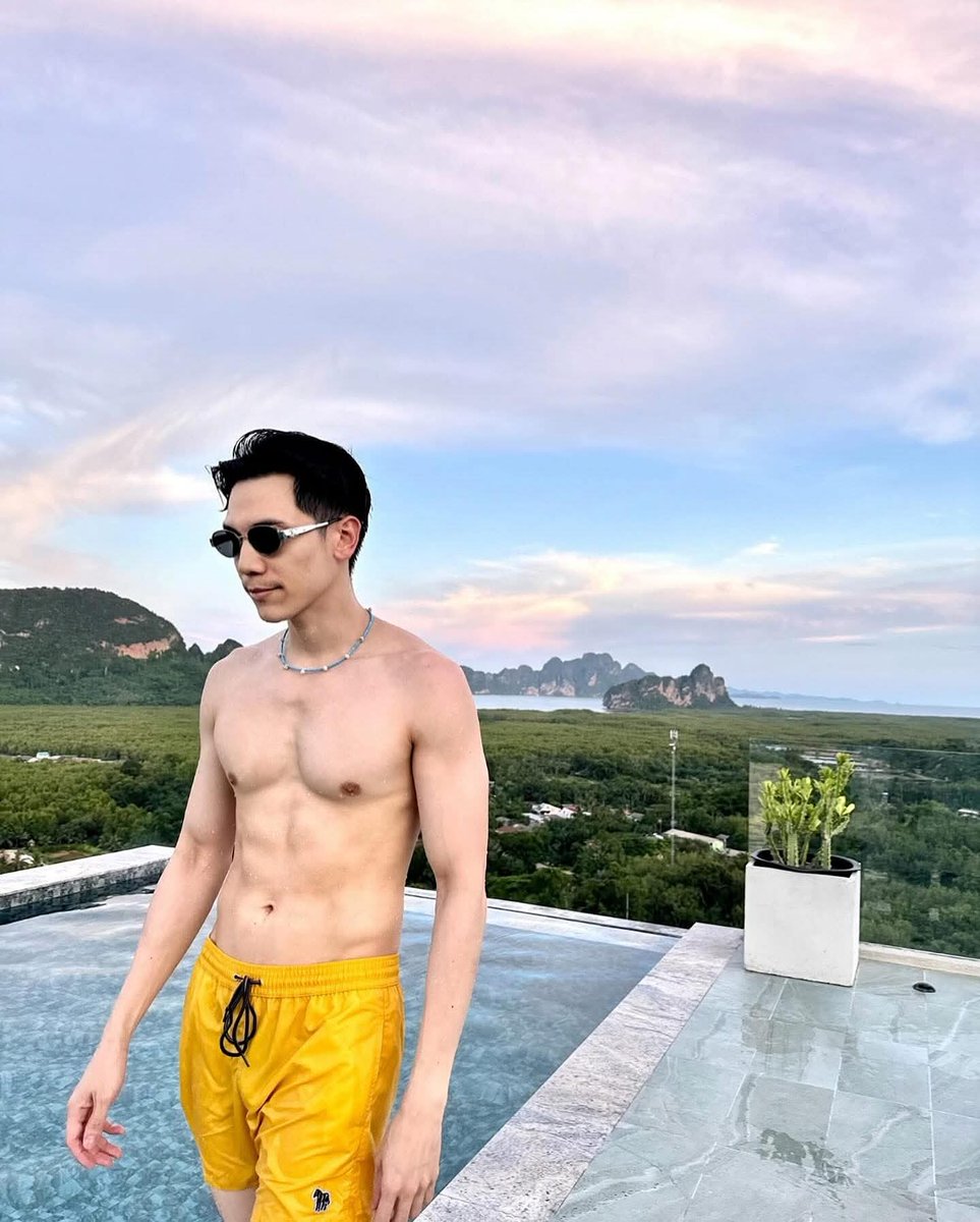 SuiteAndUniform's tweet photo. Handsome singer, with or without shirt https://t.co/CYrrXAfC9j
