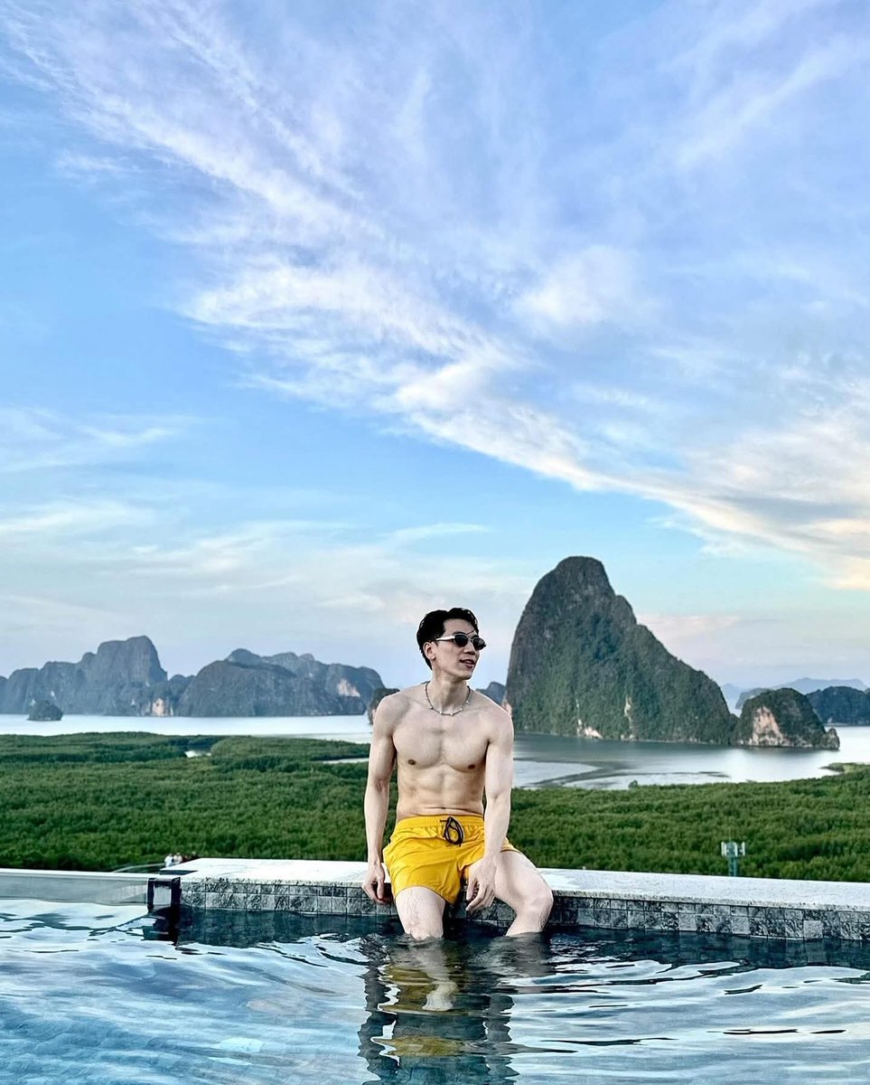 SuiteAndUniform's tweet photo. Handsome singer, with or without shirt https://t.co/CYrrXAfC9j