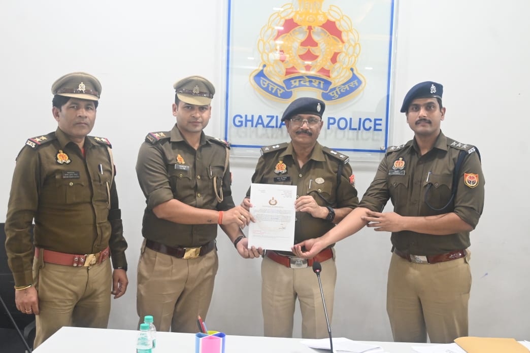 पुलिस उपायुक्त ग्रामीण कमिश्नरेट गाजियाबाद द्वारा अपराध समीक्षा गोष्ठी आयोजित कर दिये गये आवश्यक दिशा-निर्देश, 
ग्रामीण जोन में कार्यरत पुलिस कार्मिकों को प्रदान की किये प्रशस्ति पत्र तथा ग्रामीण जोन के 07 थानों को “IGRS निस्तारण माह अक्टूबर 2025” में मिला प्रथम स्थान