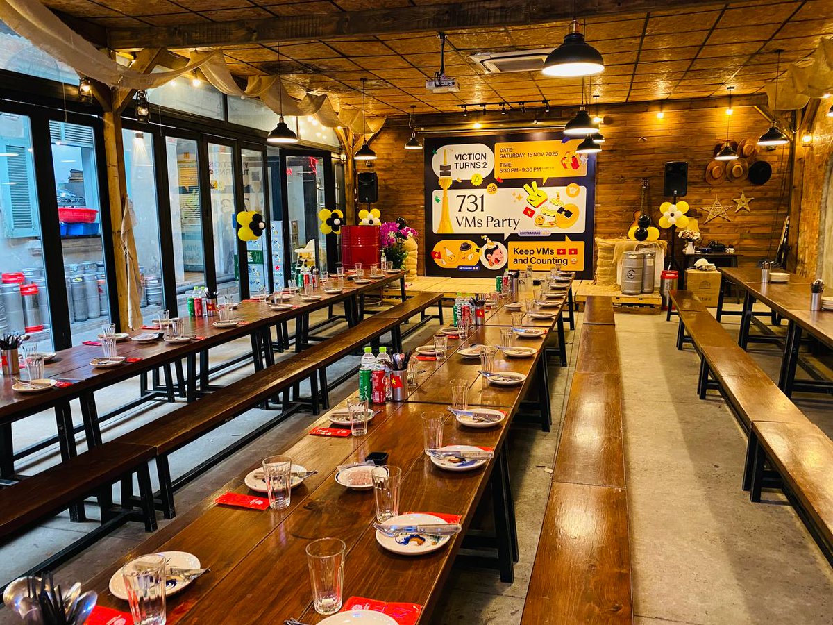 VictionVN's tweet image. Ơi cả nhà ơi, còn đúng 30 phút nữa thôi là party chính thức bùng nổ! 🎉

Sinh nhật Viction tròn 2 tuổi, anh em đến đâu rồi Không khí đang chuẩn bị cực kỳ chill và vui luôn. Tới đây mình cùng nhau cắt bánh, gặp mặt và &quot;chém gió&quot; về Viction thôi nào!🥰