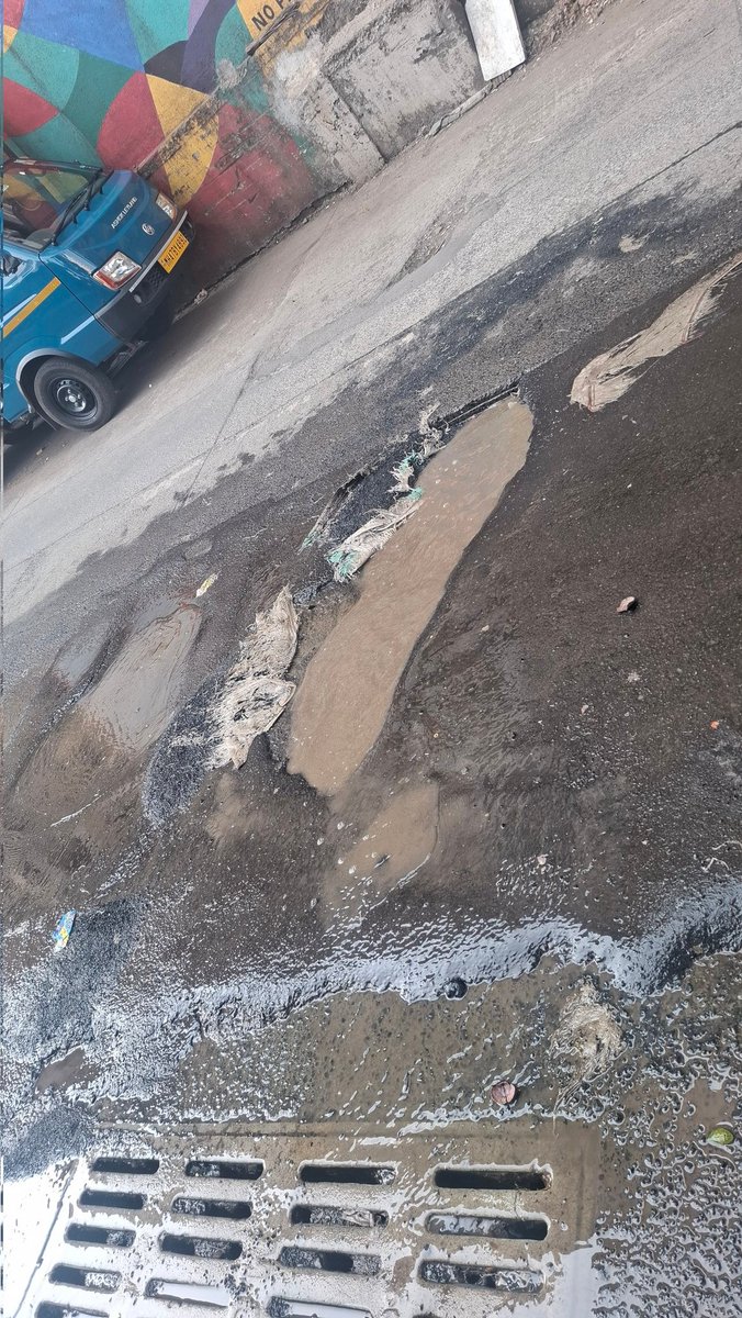 kt_ach's tweet photo. @mybmcWardPN @CMOMaharashtra @mieknathshinde @mybmc @MTPHereToHelp रस्त्याखालील पाईपला गळती होऊन 3 आठवडे झाले आहेत. 28 ऑक्टोबरला तक्रार दिली होती, पण अजूनपर्यंत कोणतीही कारवाई झालेली नाही. पाणी साचल्यामुळे खड्ड्याची खोली दिसत नाही आणि रोज कोण ना कोण बाईकस्वाराचा अपघात होत आहे.

कृपया तात्काळ लक्ष घ्या आणि हा खड्डा व पाईपलीक ताबडतोब दुरुस्त करा. https://t.co/SKIq60LinH