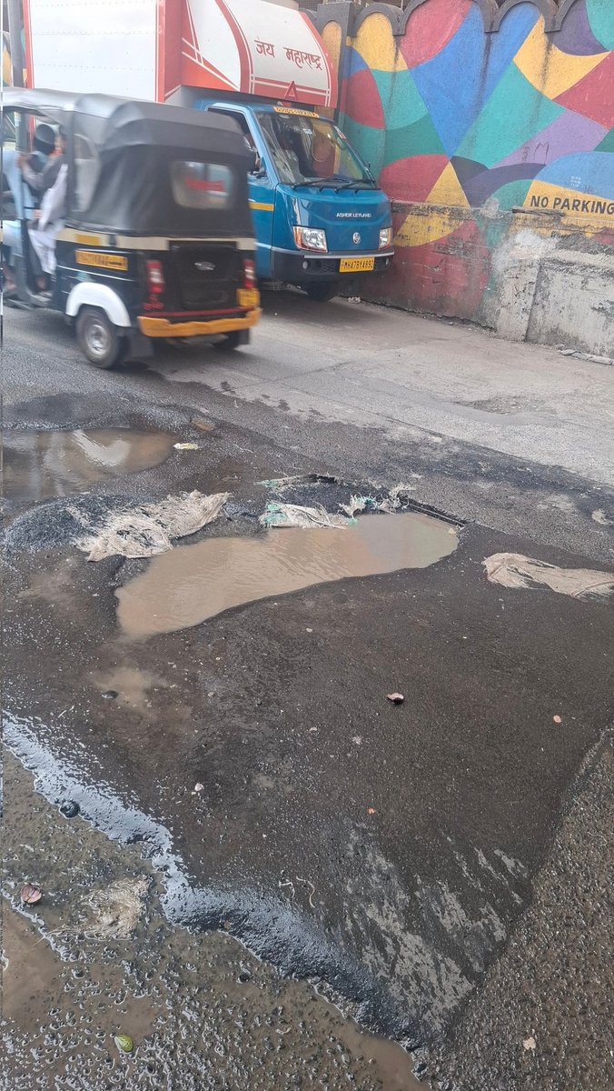 kt_ach's tweet photo. @mybmcWardPN @CMOMaharashtra @mieknathshinde @mybmc @MTPHereToHelp रस्त्याखालील पाईपला गळती होऊन 3 आठवडे झाले आहेत. 28 ऑक्टोबरला तक्रार दिली होती, पण अजूनपर्यंत कोणतीही कारवाई झालेली नाही. पाणी साचल्यामुळे खड्ड्याची खोली दिसत नाही आणि रोज कोण ना कोण बाईकस्वाराचा अपघात होत आहे.

कृपया तात्काळ लक्ष घ्या आणि हा खड्डा व पाईपलीक ताबडतोब दुरुस्त करा. https://t.co/SKIq60LinH
