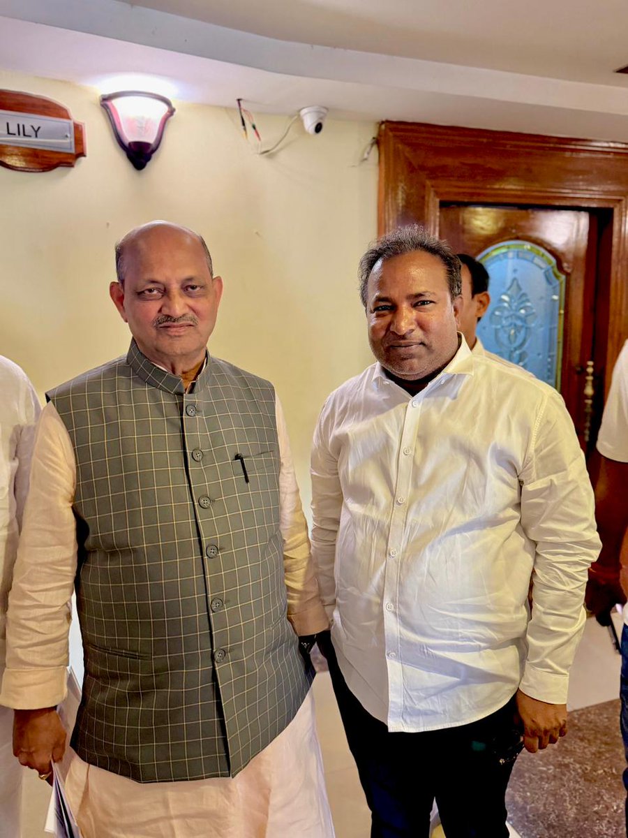 ଆଜି ଭୁବନେଶ୍ୱରରେ ଆମ ରାଜ୍ୟର ରାଜ୍ୟ ସଭାପତି ଶ୍ରୀ <a href="/SamalManmohan7/">Manmohan Samal</a> ଙ୍କୁ ସାକ୍ଷାତ କରିବାର ଏକ ବିଶେଷ ମୂହୁର୍ତ୍ତରେ।

#ManmohanSamal #BJP4Odisha