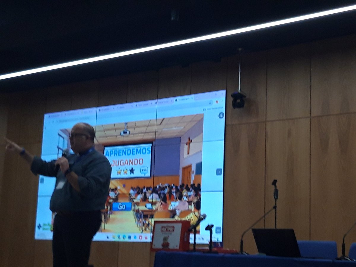 reliesdecine's tweet image. ¿A que hemos venido? A jugar... Un gamer en #Clasedereli #aprenderjugando #gamificacion #InnovaReli25 #abj #innovareli