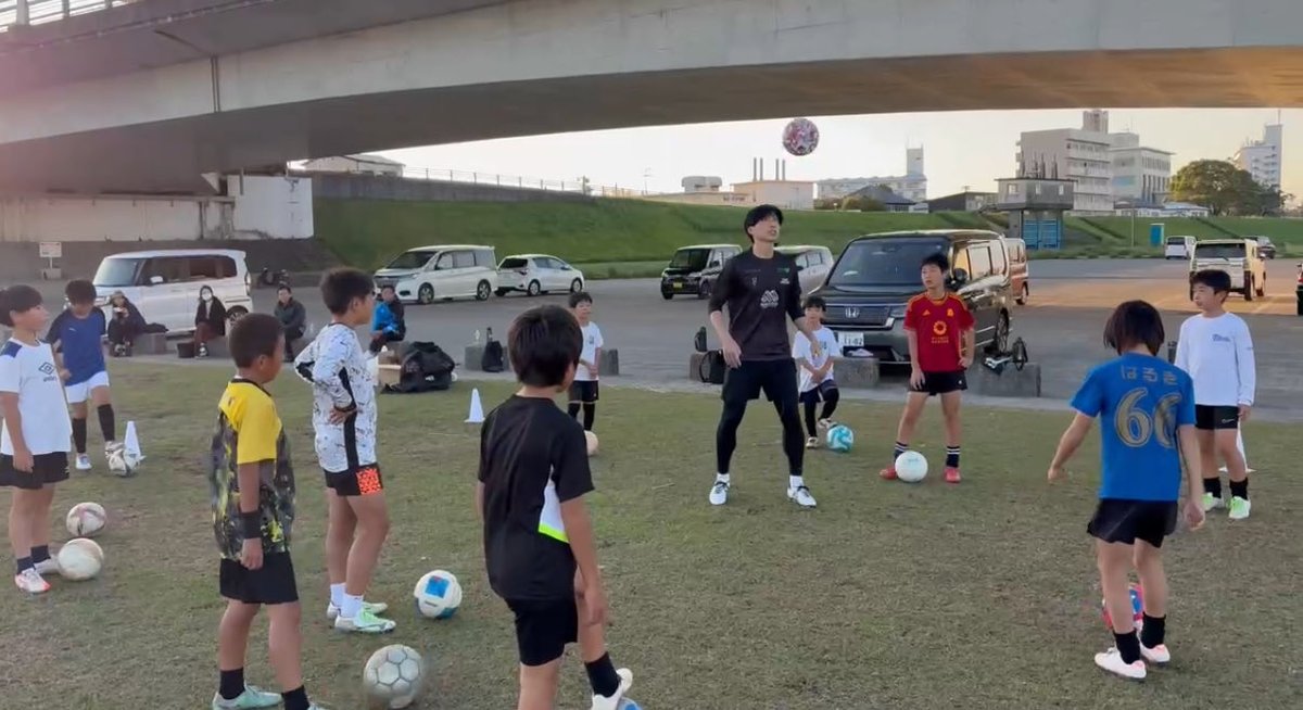 【TEAM MIYAZAKI 青空教室⚽️】
青空の下、子どもたちとサッカー教室を開催しました！
サッカーの楽しさを、これからも丁寧に伝えていきます！
今後も“10人前後の少人数”で、開催していきますのでぜひご参加ください！

#TEAMMIYAZAKI #青空教室 #サッカー #地域交流
