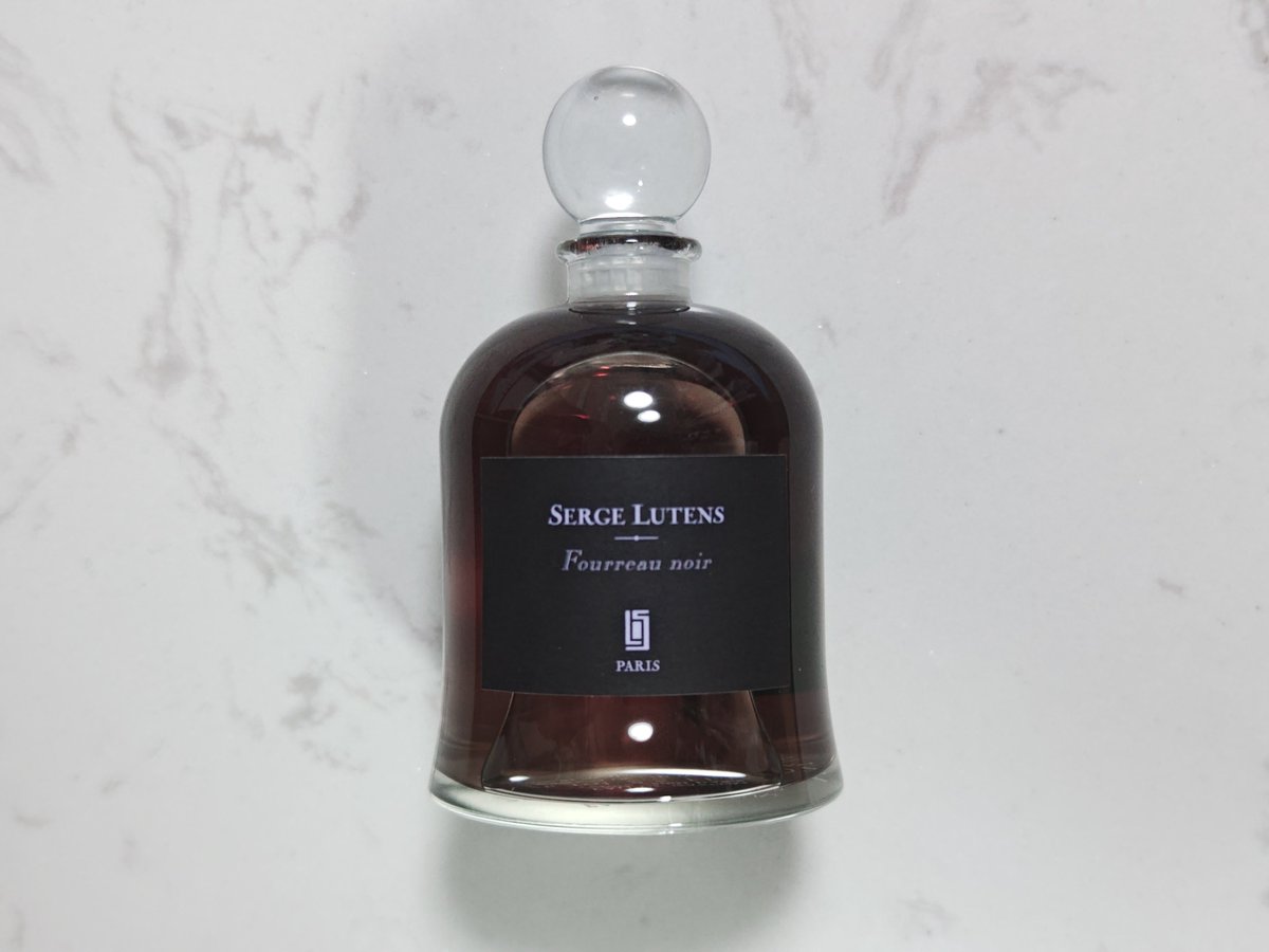 闇夜に似合うエレガントで官能的な香水 「黒いドレス」をモチーフに