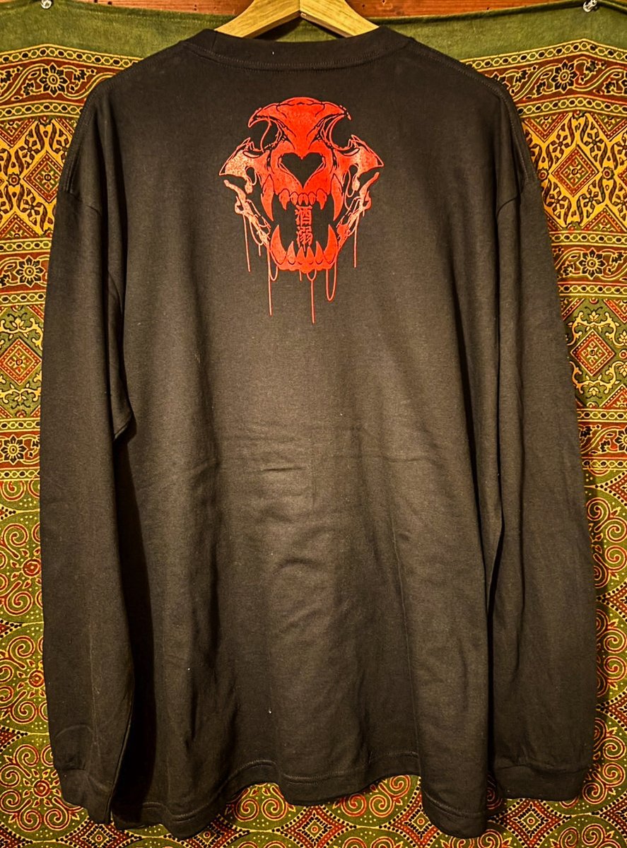 pinkie_junkie2's tweet image. 高円寺ポップアップで販売開始！

【大泥酔虎・酒カスTシャツ　4000円】

酔っ払いの四つん這いで大声を出す姿を大虎と呼ぶがこのTシャツに刻まれた痛んだ肝臓と虎を見よ！

暗いところでブッ倒れると蓄光の虎が光出す！！

水を飲ませて休ませろというエセ中国語も光るから無問題！！

介護されろ！