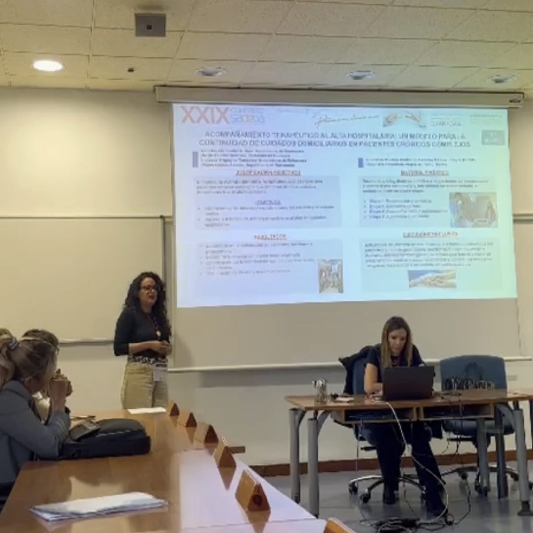 Esta semana nuestras enfermeras Reyes y Lourdes han llevado al #XXIXCongresoSadeca el trabajo que hacemos para acompañar mejor a los pacientes tras el alta, compartiendo nuestra experiencia en continuidad de cuidados del paciente crónico.
Pequeños pasos que también son cuidado.