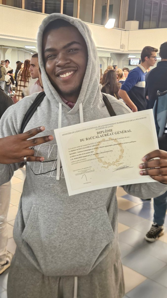 ChristVdbPro's tweet image. 🎓 Remise des diplômes – Lycée Aragon-Picasso !
Félicitations à tous les diplômés ! 👏Bravo pour votre réussite, votre parcours et votre détermination.
Merci aux familles et aux équipes du lycée pour leur accompagnement. @academielyon