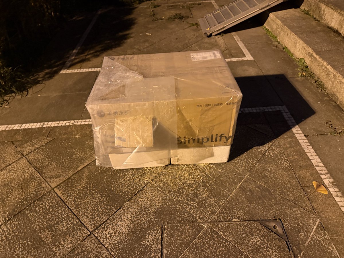 mingmingwaon's tweet image. 快递箱+塑料布、稻草 做了一个户外小猫窝