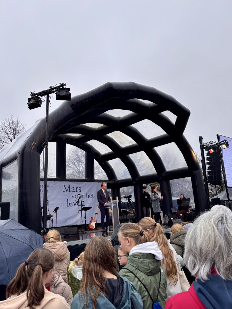 SGPnieuws's tweet image. “Eerbied voor het leven, empathie. Maar we laten nog iets zien vandaag en dat is eensgezindheid! Zoals we hier bijeen zijn: we hebben verschillende achtergronden, maar ons missie is dezelfde. En die eensgezindheid is er niet alleen in Nederland. Die zie ik ook in Europa. En hoe!…