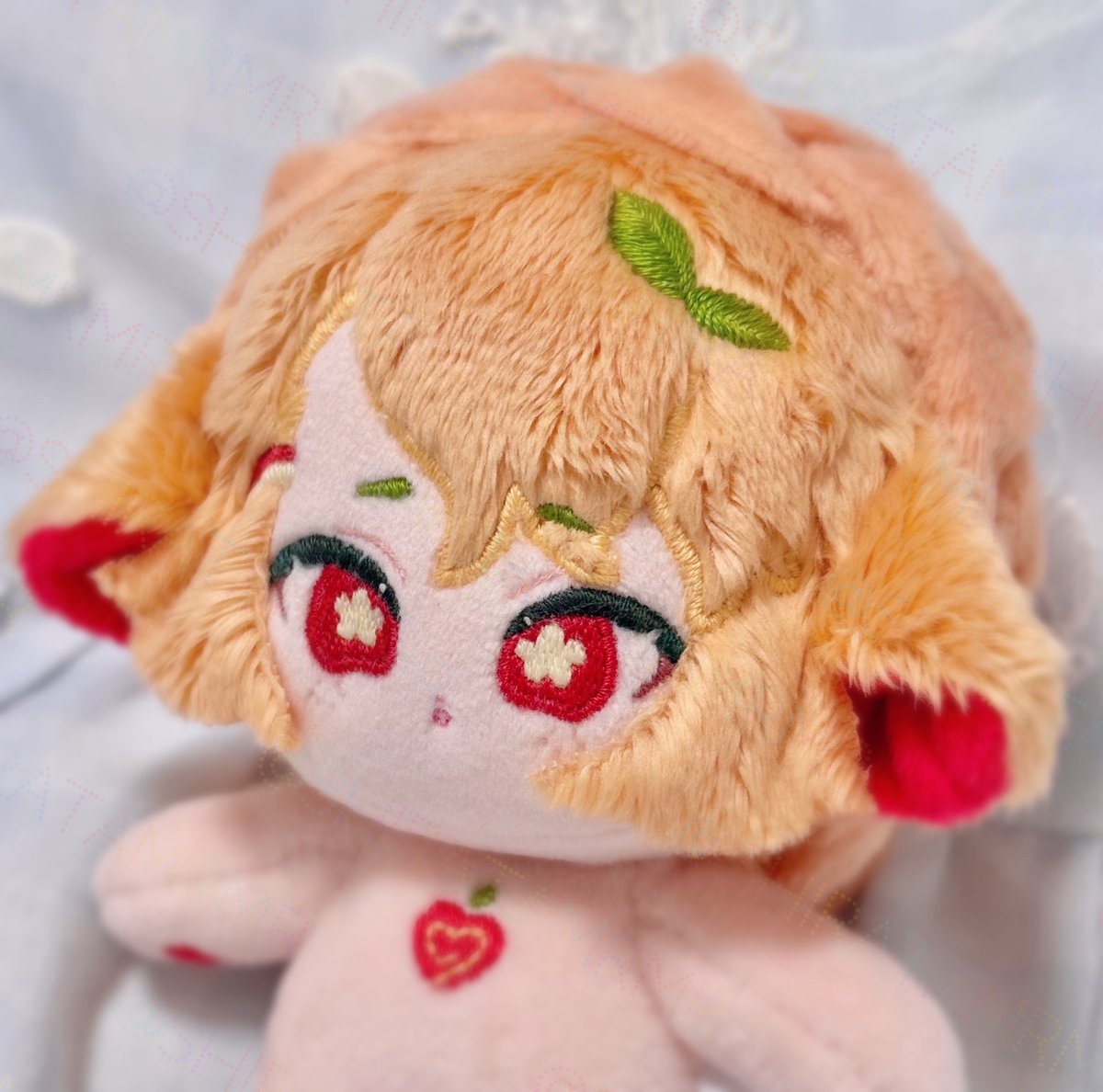 shiratamrmr's tweet image. 完成しました！アップルパイの女の子です🍎
焼けたパイ生地色の髪の毛でパイ全体を表現しています🥧カントリーガールをイメージしてそばかすも散らしてみました。
頭にはミントの葉を飾り、りんごのヘアピンもしているおしゃれさんです🫶
あなたと秋の香りと甘みを味わいます🍴
#自作ぬい