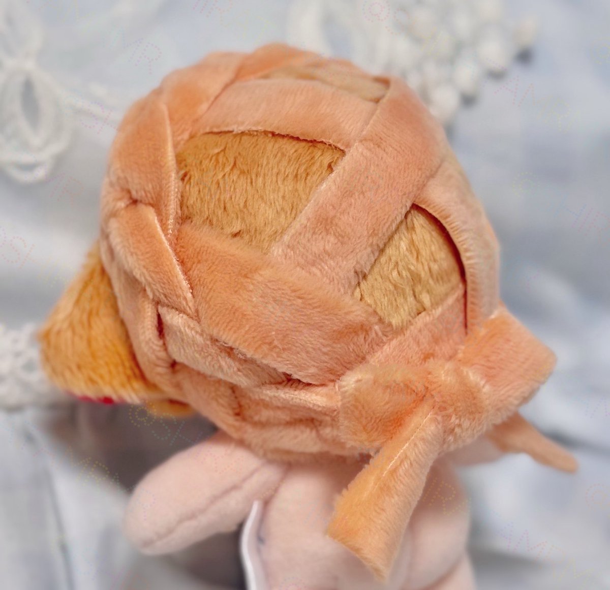 shiratamrmr's tweet image. 完成しました！アップルパイの女の子です🍎
焼けたパイ生地色の髪の毛でパイ全体を表現しています🥧カントリーガールをイメージしてそばかすも散らしてみました。
頭にはミントの葉を飾り、りんごのヘアピンもしているおしゃれさんです🫶
あなたと秋の香りと甘みを味わいます🍴
#自作ぬい