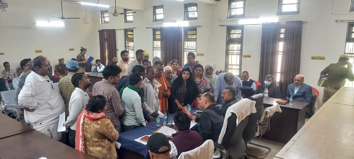 आज गढ़मुक्तेश्वर तहसील में संपन्न सम्पूर्ण समाधान दिवस में जन शिकायतों को गम्भीरतापूर्वक सुना गया तथा सभी अधिकारियों को समयबद्ध व गुणवत्तापूर्ण निस्तारण के लिए कड़े निर्देश दिए गए।
<a href="/CMOfficeUP/">CM Office, GoUP</a> <a href="/myogiadityanath/">Yogi Adityanath</a> <a href="/ChiefSecyUP/">S.P. Goyal, Chief Secretary, GoUP</a> <a href="/CommissionerMe3/">Commissioner Meerut</a>