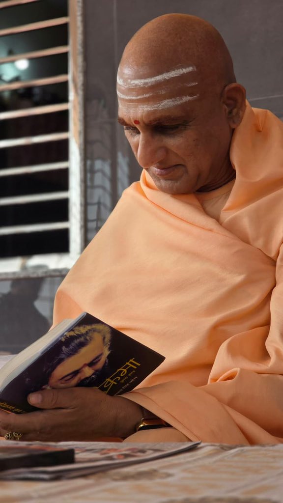 आज उत्पन्ना एकादशी के पावन अवसर पर प्रभार जिले भिंड के प्रवास पर प्रसिद्ध सिद्ध दंदरौआ धाम में जूनापीठाधीश्वर अनंत श्री विभूषित स्वामी अवधेशानन्द गिरि जी से भेंट कर आशीष प्राप्त किया।
इस शुभ अवसर पर स्वामीजी को अपनी पुस्तक 'परिक्रमा' सादर भेंट की। साथ ही उन्होंने आशीर्वाद के तौर
