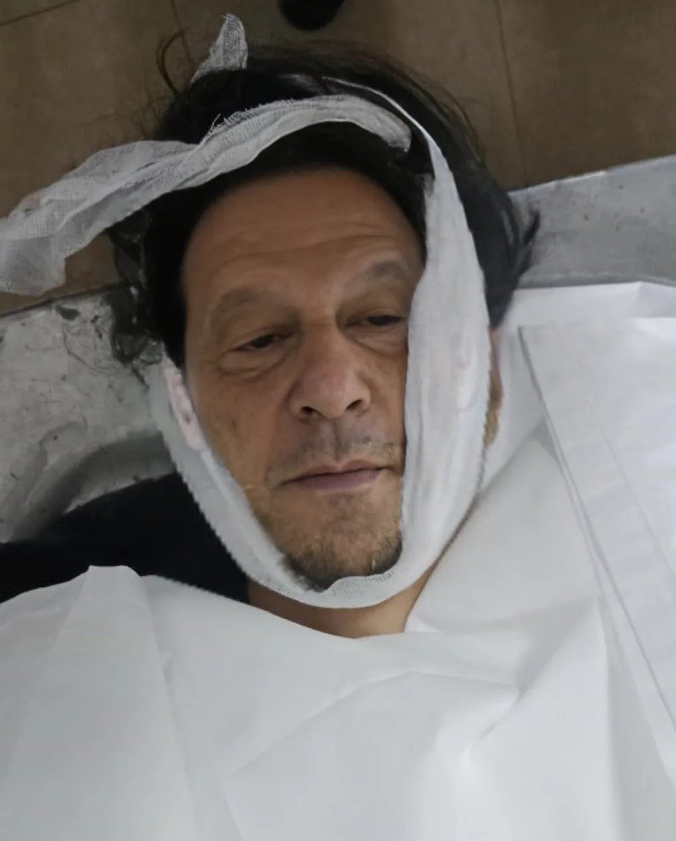 ہر روز خان کی کوئی نہ کوئی رپورٹ سامنے آجاتی ہے، 25 کروڑ عوام کو خان کی ایسی کسی رپورٹ سے دلچسپی نہیں کیونکہ سب علم ہے کہ وہ کس قماش کا تھا اور ہے، مجھ سمیت تمام محبان وطن سب کو صرف خان کی پوسٹمارٹم رپورٹ چاہئیے اور اسکے شدید منتظر ہیں ۔۔ 
<a href="/PTIofficial/">PTI</a>