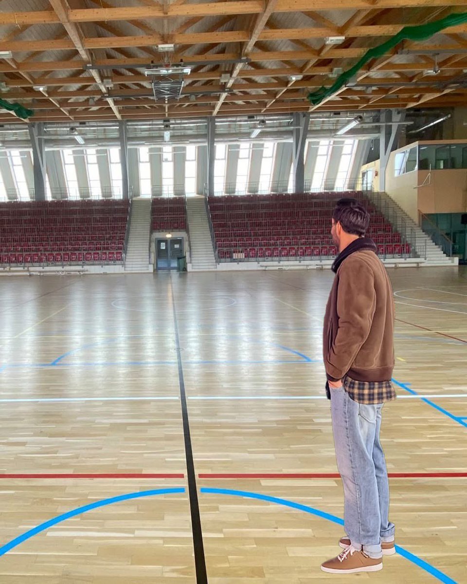 azsuwwilanow's tweet image. Co za gość w Centrum Sportu Wilanów! 😮

Nie uwierzycie - wchodzę dzisiaj na halę przy Wiertniczej i widzę jakby znajomą postać patrzącą się na trybuny. Słyszę, że coś śpiewa pod nosem więc podchodzę bliżej i słyszę &quot;UWuuu, UWuuu...&quot;.

Nie ukrywam - trochę mnie to zaskoczyło,…