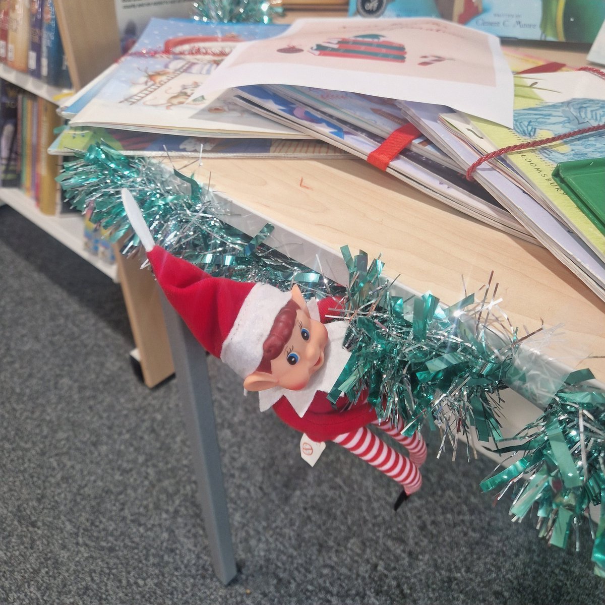 KnebCommLibrary's tweet image. A cheeky visitor has popped into Knebworth Community Library early to check out our Seasonal Book Sale table &amp;amp; trolley.
Why not do the same
Please bring cash &amp;amp; all donations go back into the library 

#KnebworthLibrary #KnebworthCommunityLibrary #CommunityLibrary #LocalLibrary