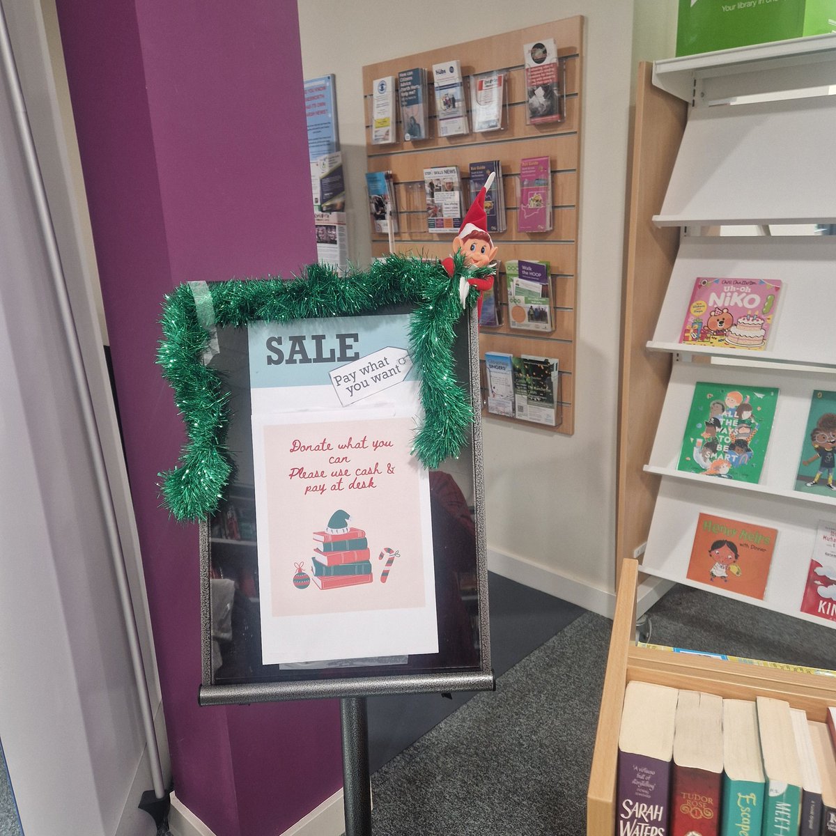 KnebCommLibrary's tweet image. A cheeky visitor has popped into Knebworth Community Library early to check out our Seasonal Book Sale table &amp;amp; trolley.
Why not do the same
Please bring cash &amp;amp; all donations go back into the library 

#KnebworthLibrary #KnebworthCommunityLibrary #CommunityLibrary #LocalLibrary