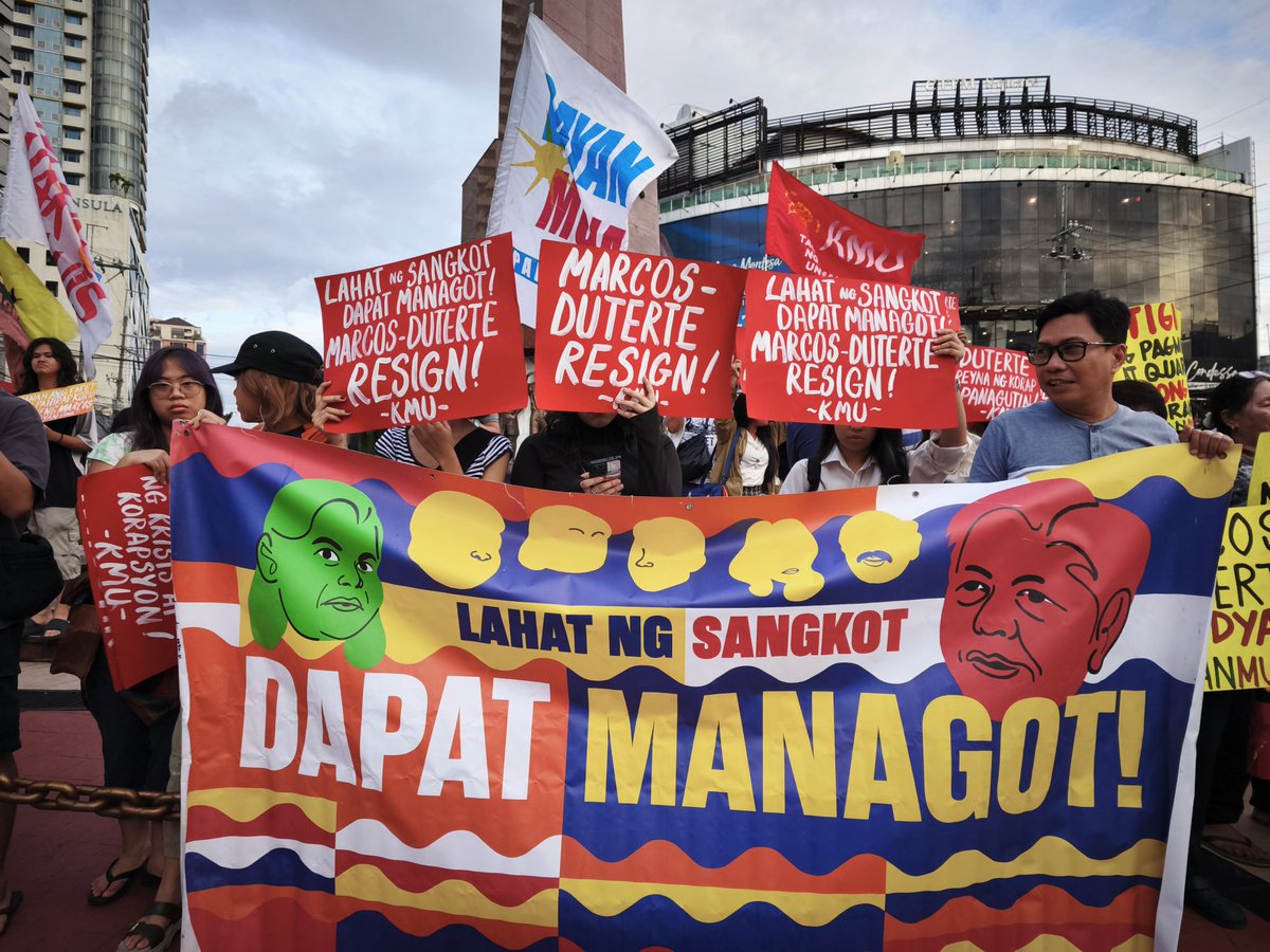 altermidya's tweet photo. 'MARCOS-DUTERTE, RESIGN'

Nanawagan na ang mga progresibong grupo ngayong araw, Nobyembre 15, nang resignation nina Pang. Marcos Jr at VP Sara Duterte dahil sa korapsyon.

"Bago pa man lumabas ang video ni dating Cong. Zaldy Co, matagal nang tinukoy ng mga progresibong grupo na si Pang. Marcos Jr ang hari ng korapsyon sa bansa," sabi ni Mong Palatino ng Bagong Alyansang Makabayan