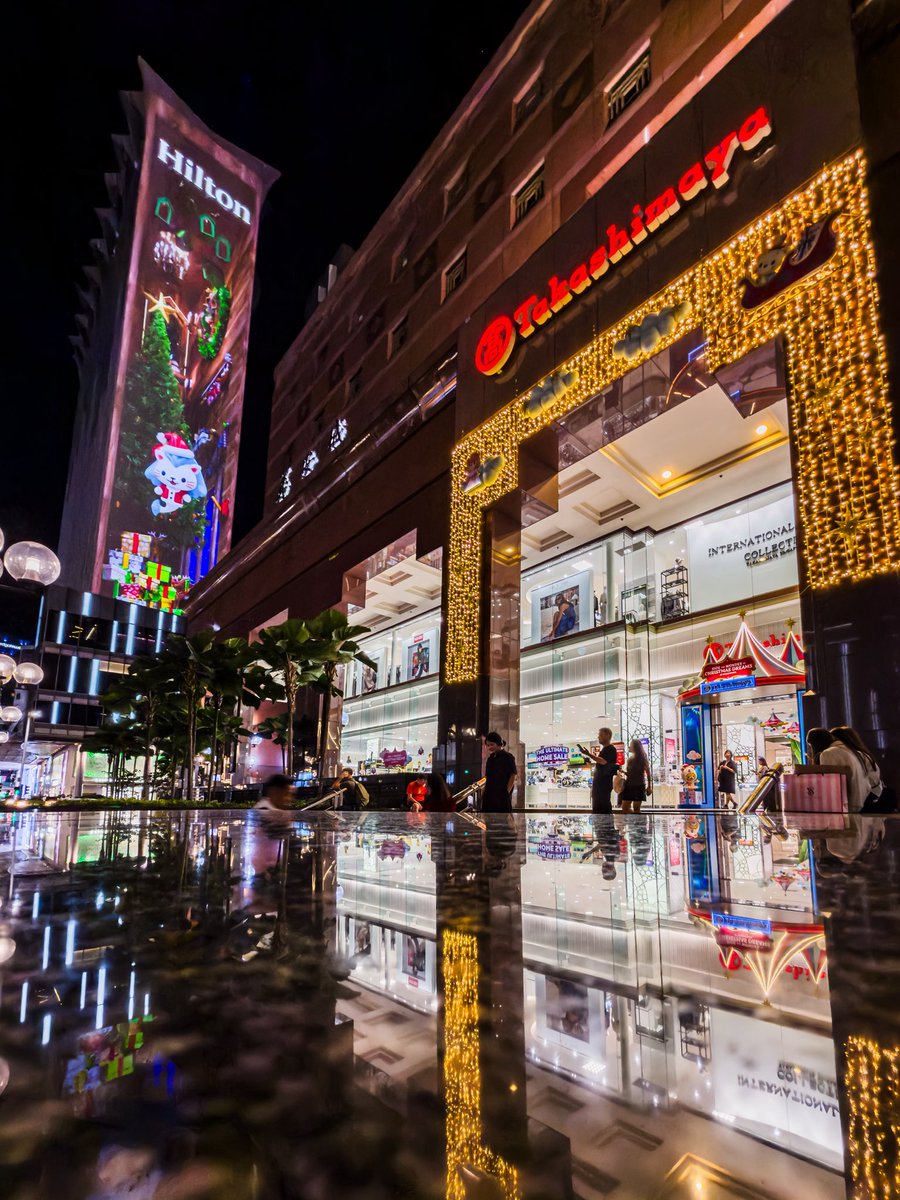 javanng's tweet image. Mirrored reflections, festive lights, and city charm in one frame. Hilton Singapore and Takashimaya aglow for the holidays. ✨🎄

#ChristmasOnAGreatStreet #OrchardRoad #Singapore #CityVibes #festivevibes #thisissg #visitsingapore #citybynight