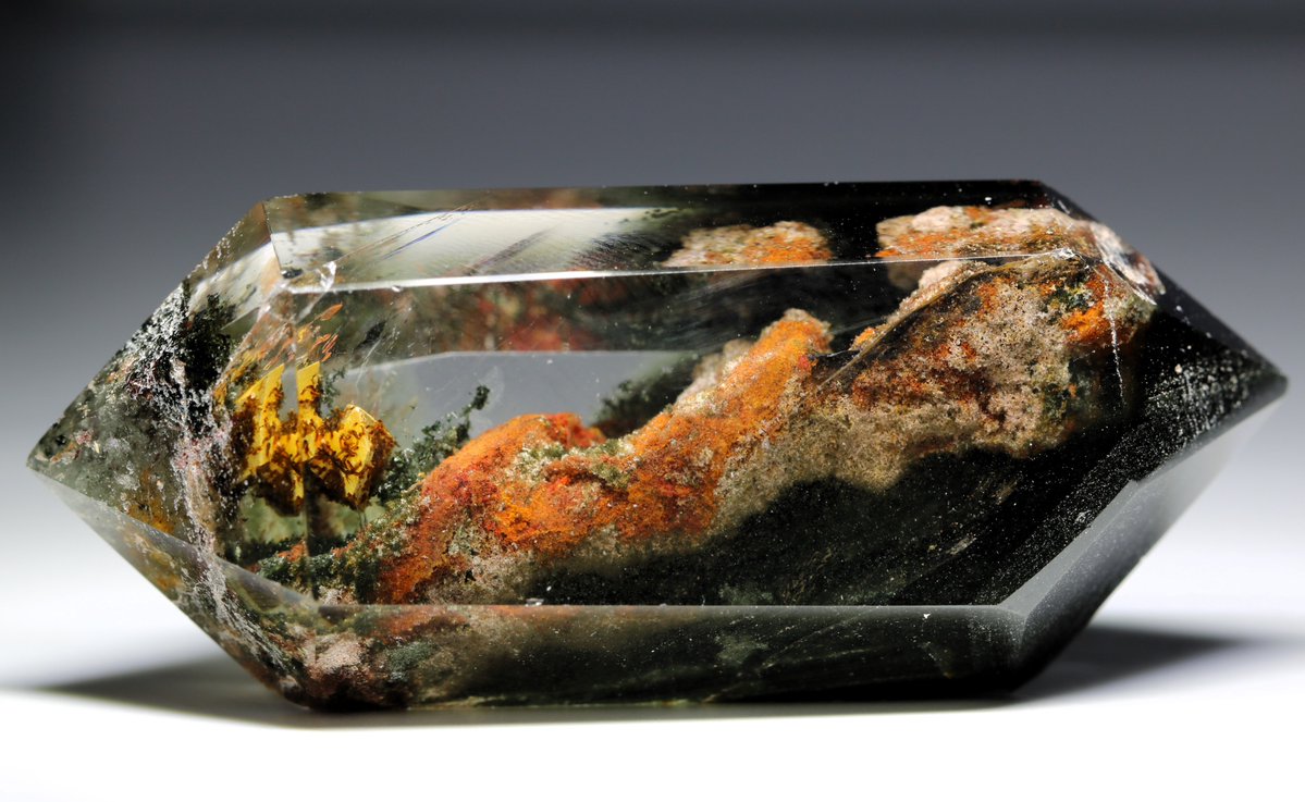 朝焼けの山が見えるガーデンクォーツ。