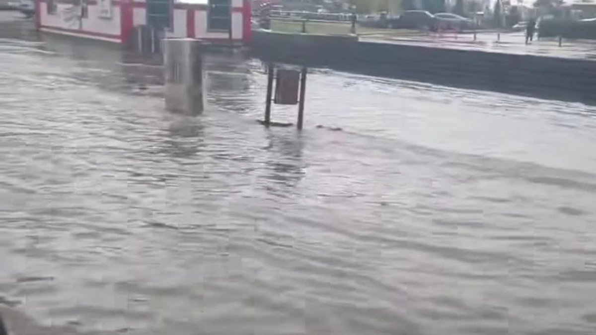 Yağmurun şiddeti değil,altyapının çürümüşlüğü Diyarbakır’ı vuruyor…

Geçen yıl tıkanan giderleri mahmut amca açmıştı… Bir yıl geçti ama aynı giderler yine tıkalı…

Diyarbakır’da altyapı hâlâ belediyeye değil, vatandaşa kalacak iş.
Sorun yağmurun şiddeti değil; belediyenin açık