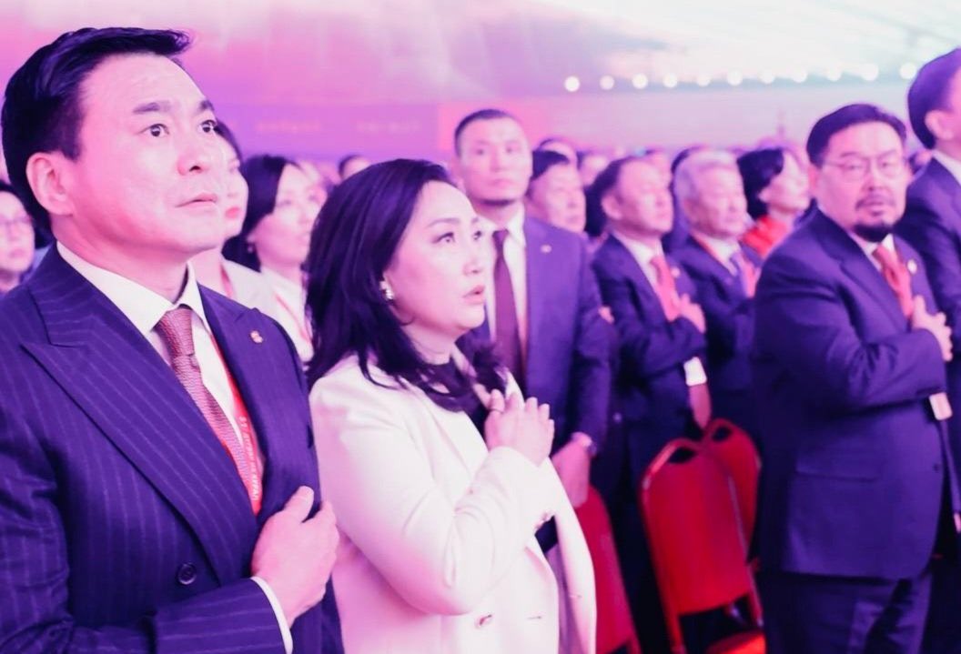 Эд нарт ЗҮРХ бхгүй.
Банкны картаа тэмтэрч бгаан.