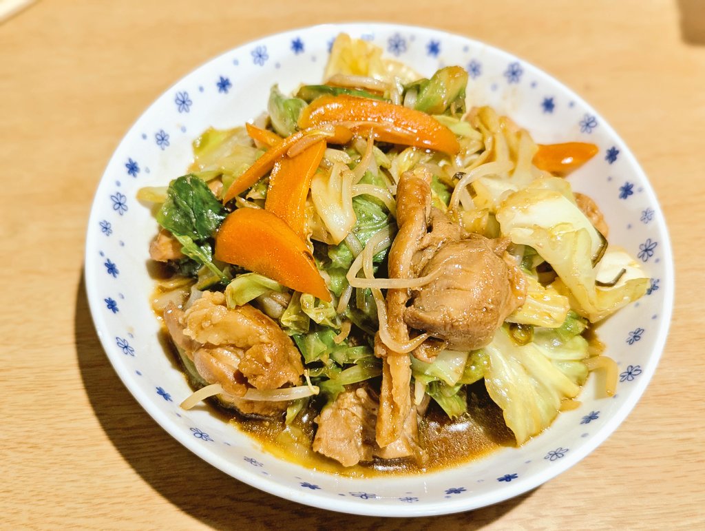 MarronTree's tweet image. 本日のお献立

漬けておいた鶏もも肉とキャベツと人参ともやしで岐阜名物の鶏ちゃん

デザフェス1日目、無事終了ですわぁ〜_(　_´ω`)_くてっ
ちあき宅に帰宅して、うーばーするか悩んだけど……
明日は撤収作業あるから、もっと時間遅くなるので
初うーばーは明日のお楽しみ♪～(･ε･｡)