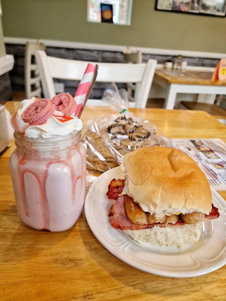 JoePorterUK's tweet image. Always a great breakfast bap and milkshake at The Railway Tearoom in Endon! 🍳🍹 #SupportLocal