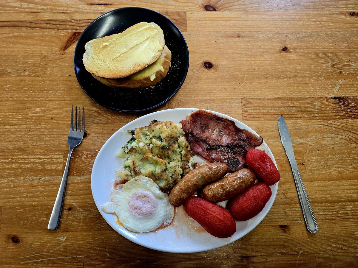 Proper good Brealfast in The Askew Cafe Shepherds Bush W12 Egg,2 Bacon,2 Sausages,Tinned Tomatoes,Bubble and Toast great value at £8,Bubble was bang on,Bacon and Sausages both Pork and the Toast was Proper Bread,Support Cafe's thst serve Proper Breakfasts🍽🍻🍻👌