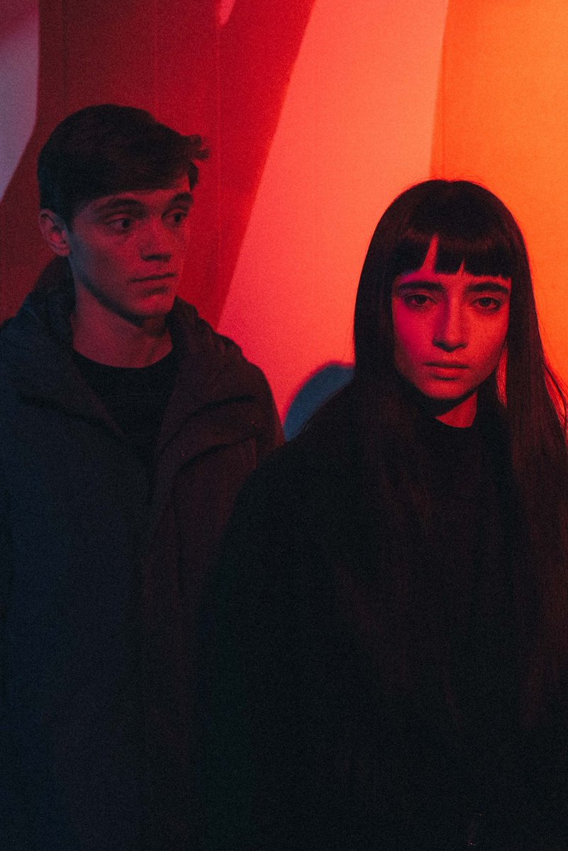 CINEMA505's tweet photo. 'Vampira Humanista Procura Suicida Voluntário' chegou na Netflix.

Na trama, uma jovem vampira tem dificuldade para aceitar sua identidade e as tradições da família. Até conhecer um humano que se oferece para ser sua vítima https://t.co/Lz3qnYzghf