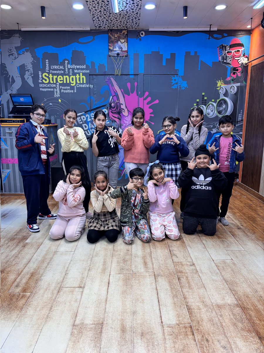 step2stepstudio's tweet image. ✨ Children’s Day Celebration at @step2stepdancestudio ✨

These glimpses are a reminder of how magical it feels when we all celebrate together like one big family. 💛✨

#ChildrensDay #Step2StepDanceStudio #KidsToDivas #DanceCelebration #HappyFaces #FunAndJoy #CuteMoments