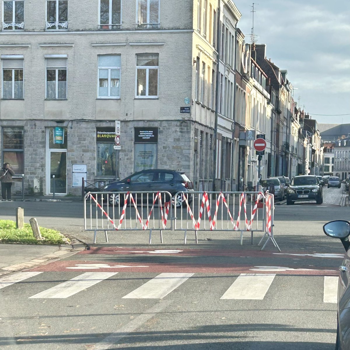 #UrbanTrail de Lille ❤️
Le 🅿️ Esplanade est fermé, on le comprend. Mais les visiteurs de la MEL, les touristes du samedi ? Les panneaux lumineux #DIRN ne sont pas à jour… ➡️ Bouchons, incompréhension,👮🏻‍♀️mobilisés. Quid d’1 coordination signalétique en amont, de l’ℹ️ temps réel⁉️