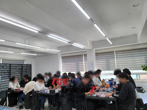 [수원 티씨지 트레이서즈]
박치연님의 유희왕OCG KCS 최종전 우승을 기원하며,
TTZ-CS 매장대회 결과를 안내합니다.

■ 참석인원 : 25명(11월 15일, 토요일, 오후 1시 진행)
■ 대회결과
  O 우승자 : 임다운님(미츠루기)
  O 준우승 : 안태근님(맬리스)
■ 참가덱
  O 하얀 숲 3, 미츠루기 3, 맬리스