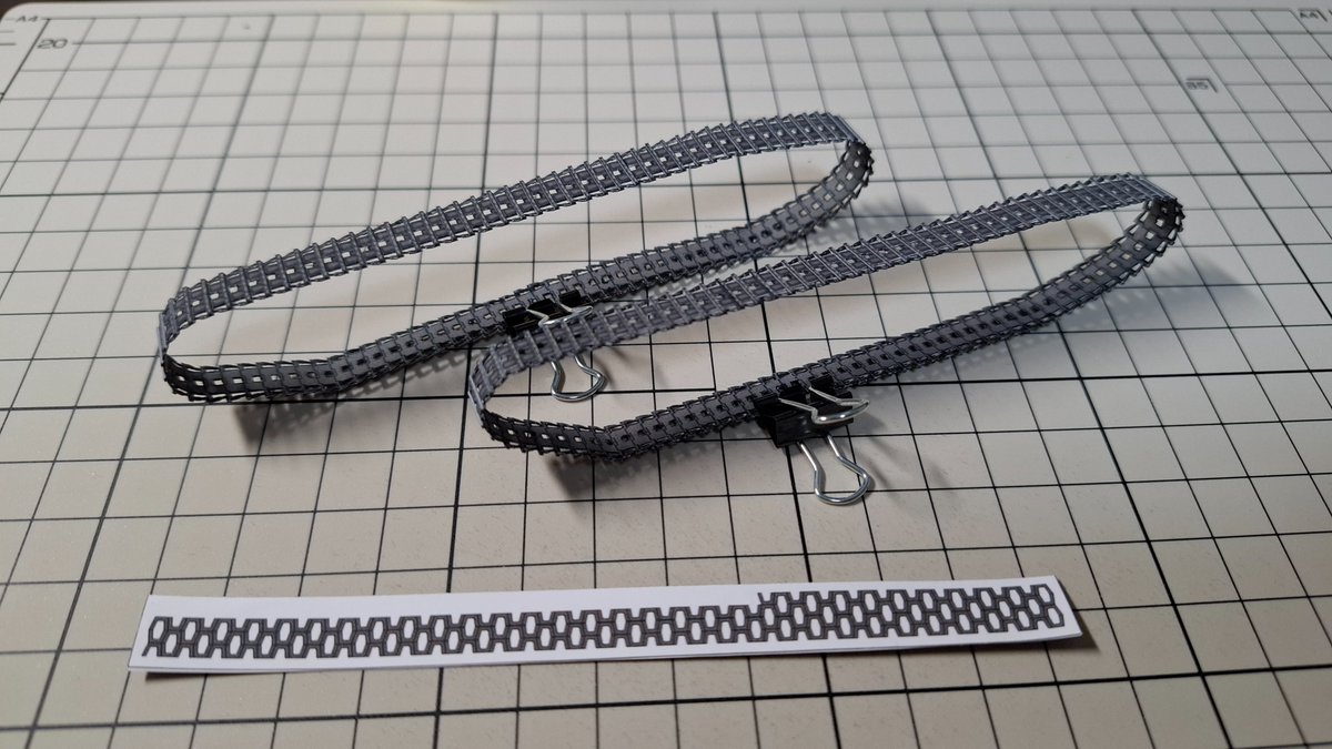 boxStudioPM's tweet photo. Ⅳ号戦車H型 wip#16
履帯にかなり時間がかかってます🥲
もう少し簡略化しても良かったかも
これから手前のセンターガイドを切り抜いて植えていきます
#ペーパークラフト #papercraft https://t.co/cYJhB2BBxz
