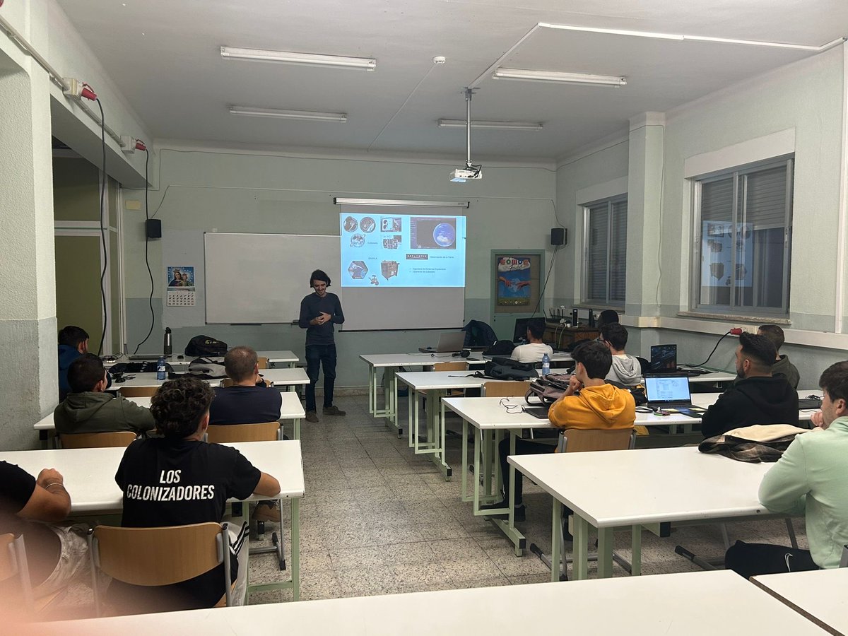 SalesianosPiza's tweet photo. Los alumnos de SEA han tenido la oportunidad de profundizar en el fenómeno de las tormentas solares y sus efectos en la red eléctrica. Agradecemos a Javi Hernández, ingeniero aeroespacial, que nos ha contado su experiencia ##protagonistasdelahistoria https://t.co/xf4EA9etHw