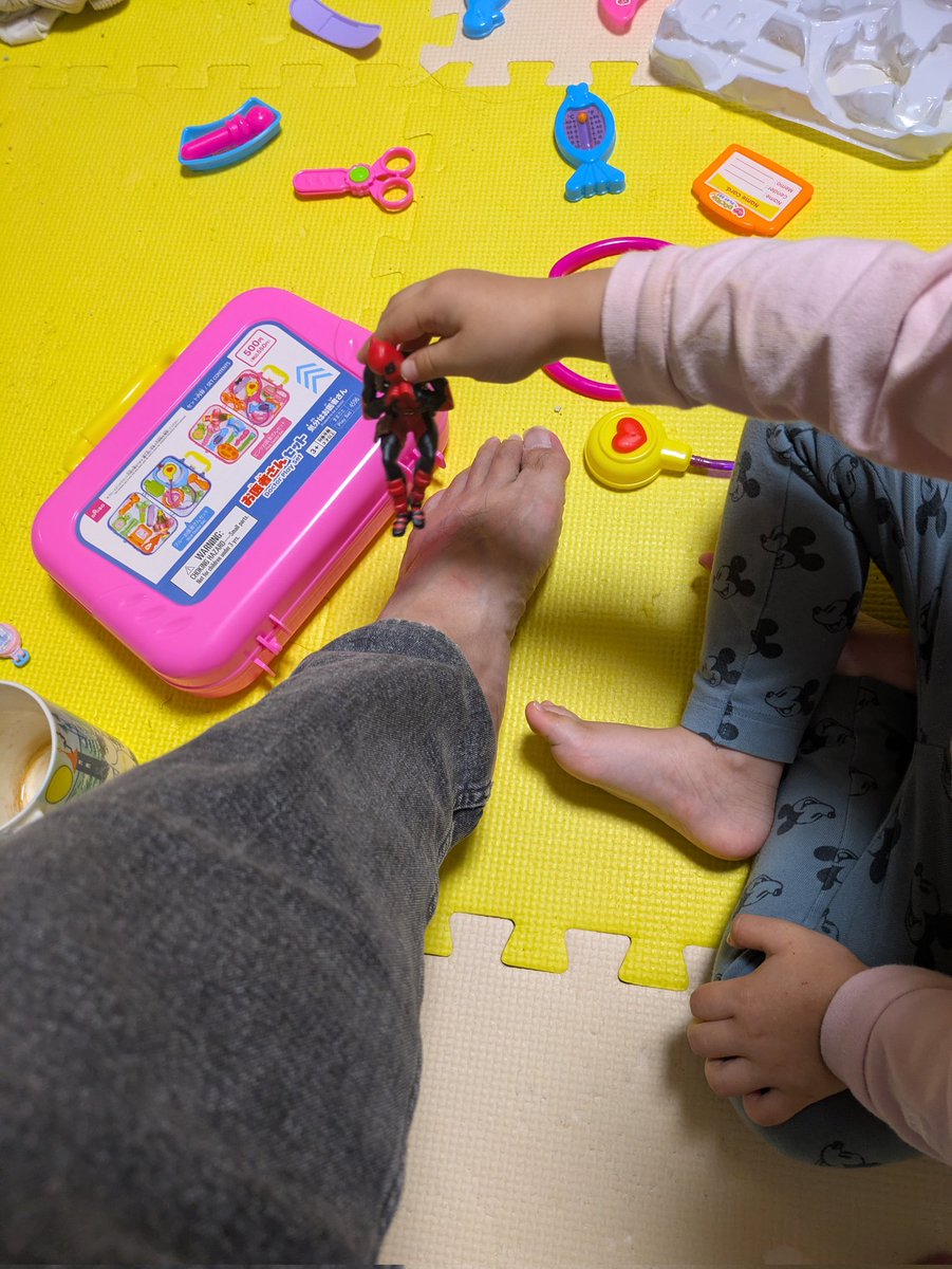 娘がデッドプールのフィギュアで遊び始めた… 教育に悪いのでは？？