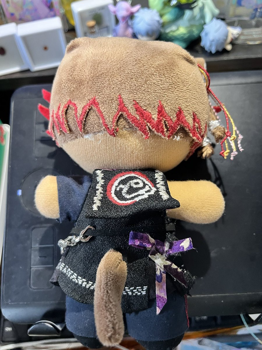 ChevalierTiamat's tweet photo. やっと！やっとできたので見てくれ
自作ヒカセンぬいをフォロワーオフ会のために作りたいと言って服未完のまま当日を迎えそれから1週間が過ぎようやく完成しました。
ちゃんとピーチブロッサムオーナメントとアーゼマイヤリングも作ったので見てくれ(強欲)
#リアルクラフター https://t.co/bOT3z7uCek