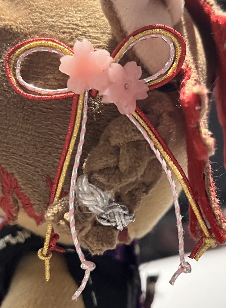 ChevalierTiamat's tweet photo. やっと！やっとできたので見てくれ
自作ヒカセンぬいをフォロワーオフ会のために作りたいと言って服未完のまま当日を迎えそれから1週間が過ぎようやく完成しました。
ちゃんとピーチブロッサムオーナメントとアーゼマイヤリングも作ったので見てくれ(強欲)
#リアルクラフター https://t.co/bOT3z7uCek