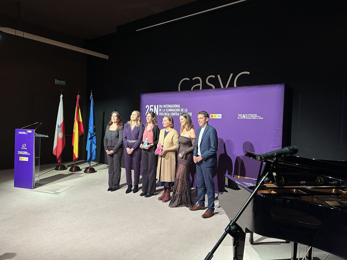 javiernoriegago's tweet image. Hoy, en Santander hemos acudido al Centro #CASYC invitados por la Delegación del Gobierno a la entrega de los #Premios #Meninas que este año han correspondido por su lucha por la igualdad de la mujer a la Asociación Cavas y a la periodista Pepa Bueno.
En el acto, nos ha deleitado…