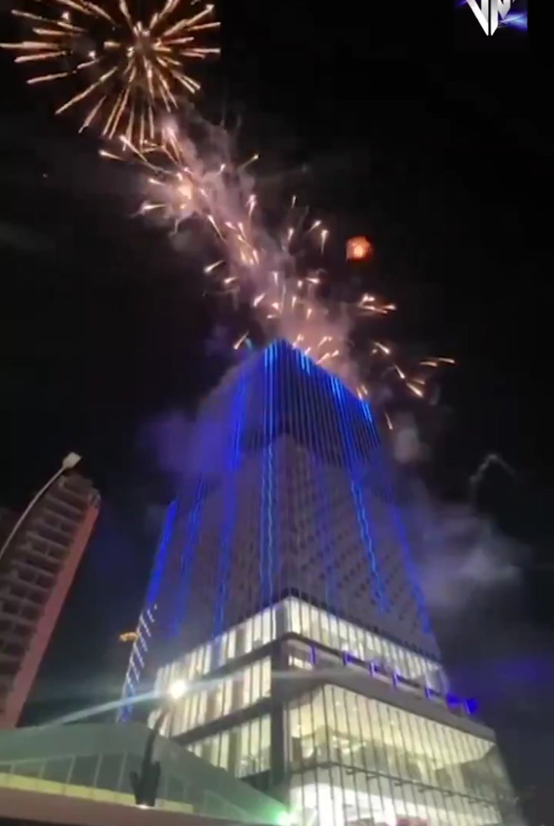 Los únicos "misiles" que explotaron anoche en Caracas, fueron los cohetes lanzados en la inauguración de una tienda en Las Mercedes...Los Escuálidos se quedaron esperando una vez más.