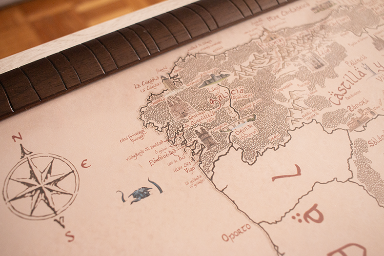 ¿Cómo? ¿Frodo en el camino de Santiago? ¿Aragorn defendiendo la muralla de Ávila? ¿Sam plantando mallorn en Cantabria? ¿Bilbo de retiro en las playas de Cádiz? ¿Gandalf contemplando el arte de Gaudí?
En este mapa de España estilo Tierra Media, todo eso es posible 😀