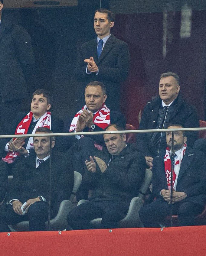 Jak zawsze w pogotowiu - na wyciągnięcie ręki - do sięgnięcia do wewnętrznej kieszeni marynarki, by podać niezbędne do funkcjonowania władzy wykonawczej woreczki. Nie zamykajmy oczu - to „stanowisko” NIE JEST normalne. I godzi w powagę urzędu i Polski.