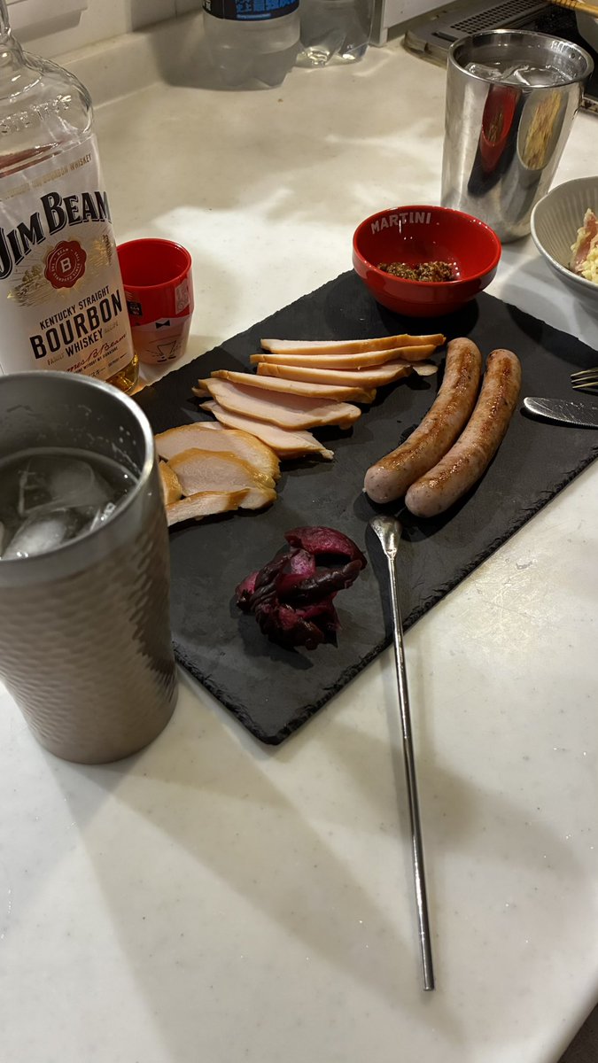 今日のキッチンバーは、ちょっとお高めのレモンバジルソーセージと、熟成燻製チキンと、妻お手製のポテサラ！
木金と、休肝日したし飲むぞー！
#晩酌