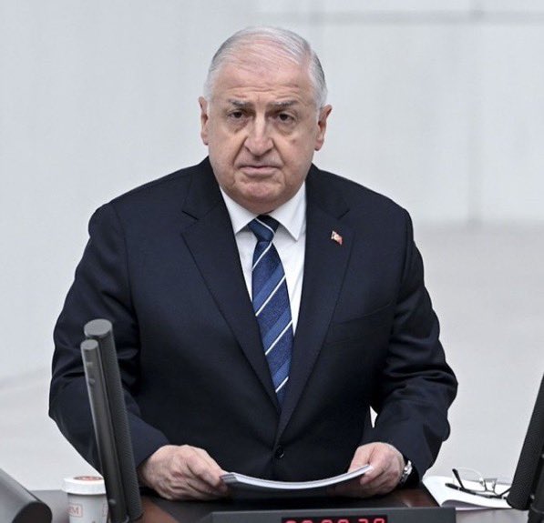 UmitDikbayir's tweet image. Bakan Yaşar Güler, bölücü açılıma itiraz eden Pakize Akbaba’ya parmak sallayıp; &quot;Hadsizlik yapma, hadsiz konuşma, sen şehit anasısın, o kadar&quot; demiş !

Pakize Ana’nın makamı sizin topunuzun koltuklarından daha değerlidir. Önce sen haddini bileceksin, neyi savunacağını…