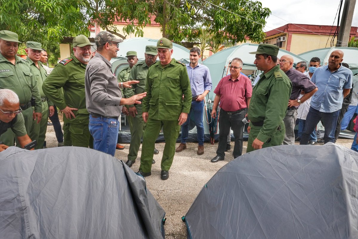 🩺|<a href="/DiazCanelB/">Miguel Díaz-Canel Bermúdez</a> Junto al primer ministro <a href="/MMarreroCruz/">Manuel Marrero Cruz</a>, ministros, viceministros y autoridades provinciales y municipales, visitó el hospital de campaña donado por la India, que tiene capacidad para atender a 300 personas
#FuerzaCuba
