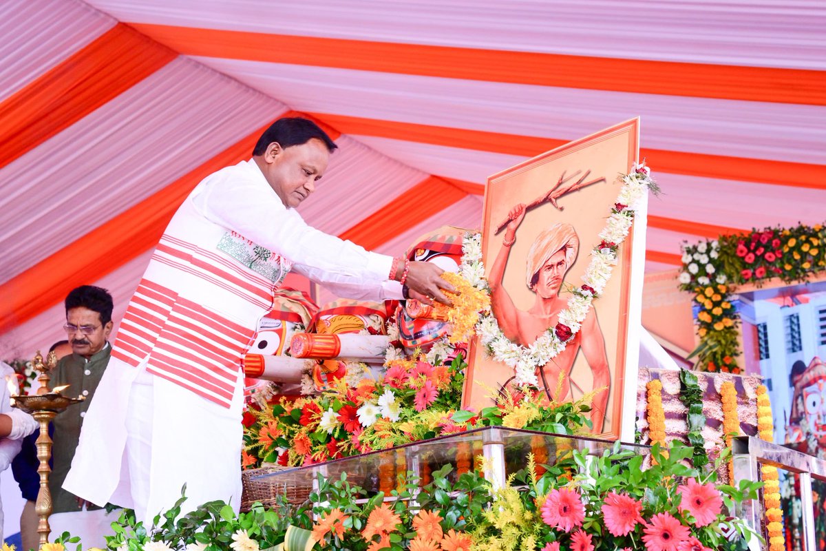 CMO_Odisha's tweet photo. ଧରତି ଆବା ବିର୍ସା ମୁଣ୍ଡାଙ୍କ ଜୟନ୍ତୀ ଅବସରରେ ରାଉରକେଲାଠାରେ ଆୟୋଜିତ 'ରାଜ୍ୟସ୍ତରୀୟ ଜନ ଜାତୀୟ ଗୌରବ ଦିବସ' କାର୍ଯ୍ୟକ୍ରମରେ ମାନ୍ୟବର ମୁଖ୍ୟମନ୍ତ୍ରୀ ଶ୍ରୀ ମୋହନ ଚରଣ ମାଝୀ ଯୋଗ ଦେଇଛନ୍ତି। https://t.co/t8bKJOCSal